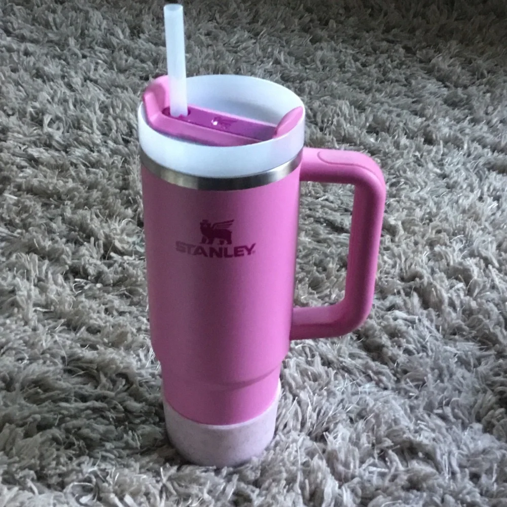 Stanley Vibrant Pink Travel Mug with Handle 30oz - Picture 2 of 3